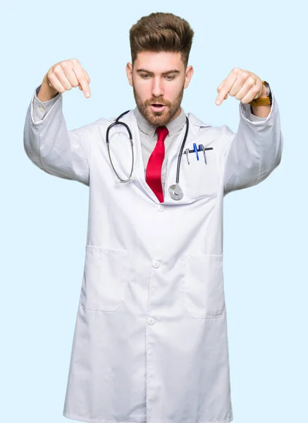 Молодий Красивий Лікар Чоловік Медичному Пальто Вказуючи Пальцями Показуючи Рекламу — стокове фото