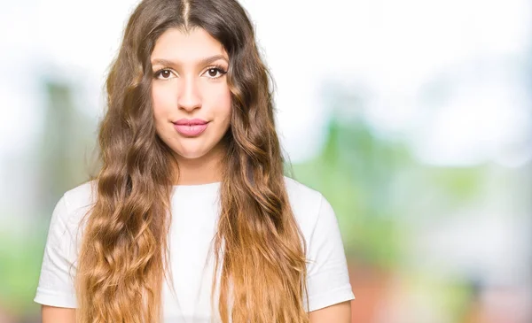 Jeune Belle Femme Portant Shirt Blanc Décontracté Détendu Avec Une — Photo