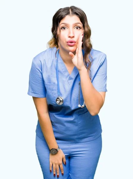 Jovem Adulto Médico Mulher Vestindo Uniforme Médico Mão Boca Dizendo — Fotografia de Stock
