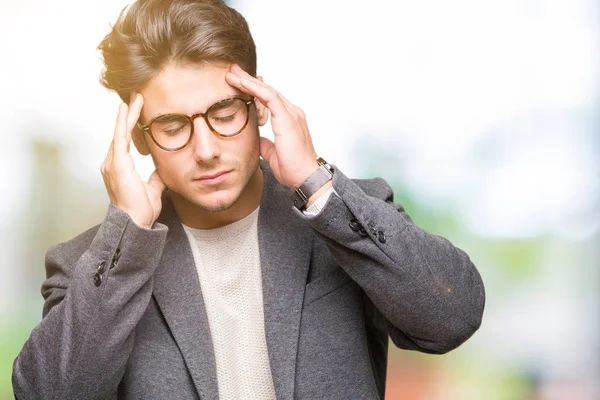 Joven Hombre Negocios Con Gafas Sobre Fondo Aislado Con Mano —  Fotos de Stock