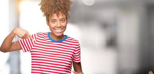 Hermosa Mujer Afroamericana Joven Sobre Fondo Aislado Mirando Confiado Con — Foto de Stock