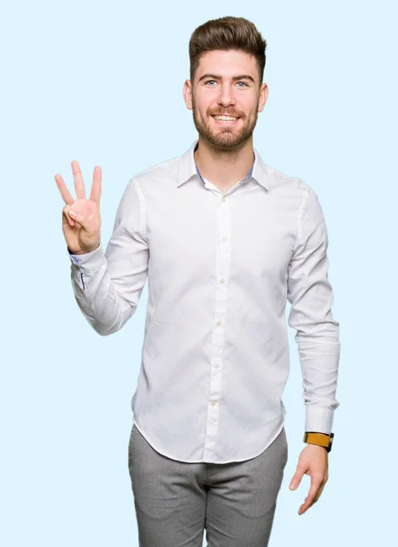Молодий Красивий Бізнесмен Показує Вказує Пальцями Номер Три Посміхаючись Впевнено — стокове фото