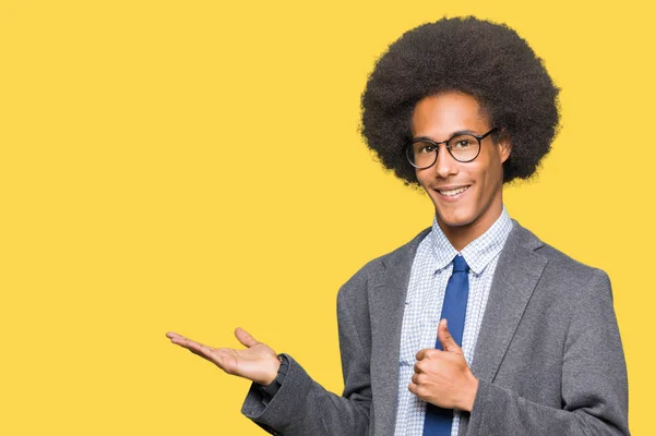 Unga Afroamerikanska Business Mannen Med Afro Hår Glasögon Visar Palm — Stockfoto