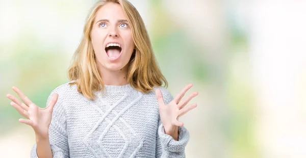 Hermosa Mujer Joven Con Suéter Invierno Sobre Fondo Aislado Loco —  Fotos de Stock