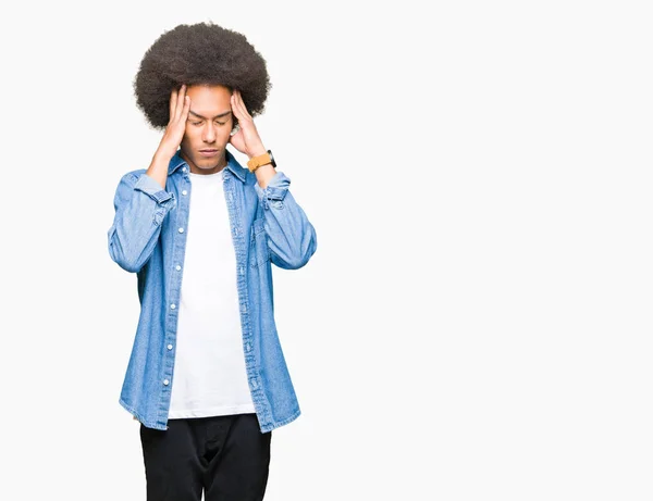 Jovem Afro Americano Com Cabelo Afro Com Mão Cabeça Para — Fotografia de Stock