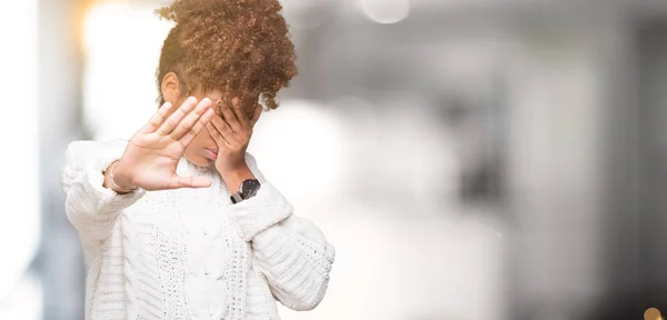 Mooie Jonge African American Vrouw Winter Trui Dragen Geïsoleerd Achtergrond — Stockfoto