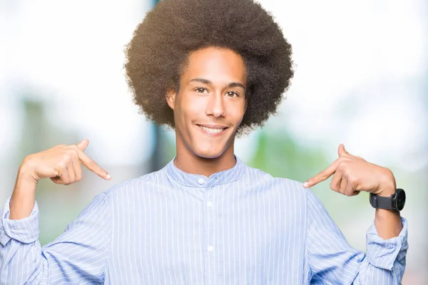 Joven Hombre Afroamericano Con Pelo Afro Que Mira Confiado Con —  Fotos de Stock