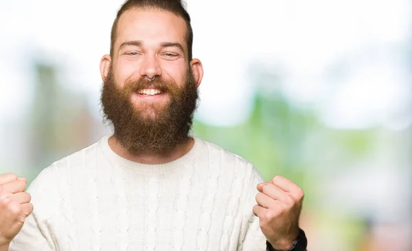 Joven Hombre Hipster Vistiendo Suéter Invierno Muy Feliz Emocionado Haciendo —  Fotos de Stock