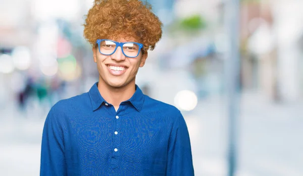 Fiatal Jóképű Férfi Afro Haj Kék Szemüveg Egy Boldog Hűvös — Stock Fotó