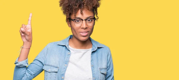 Linda Jovem Afro Americana Vestindo Óculos Sobre Fundo Isolado Mostrando — Fotografia de Stock