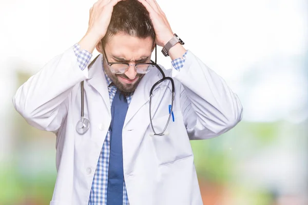 Guapo Joven Médico Sobre Fondo Aislado Que Sufre Dolor Cabeza — Foto de Stock