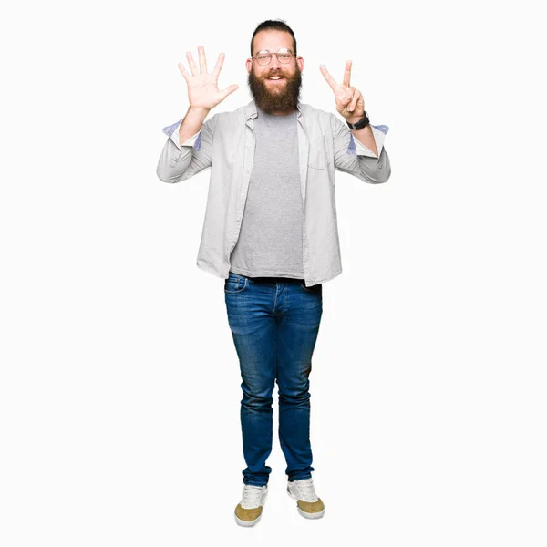 Mladý Plavovlasý Muž Brýlích Ukazováčem Ukazujícími Prsty Číslo Sedm Když — Stock fotografie
