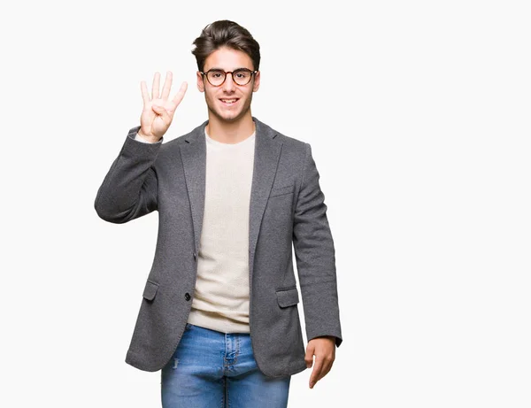 年轻的商人戴着眼镜在孤立的背景显示和手指指向第四 同时微笑着自信和快乐 — 图库照片