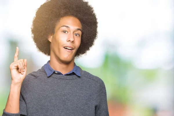 Unga Afroamerikanska Affärsman Med Afro Hår Pekar Finger Med Lyckad — Stockfoto