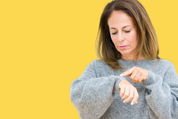 Schöne Frau Mittleren Alters Die Winterpullover Über Isoliertem Hintergrund Trägt — Stockfoto