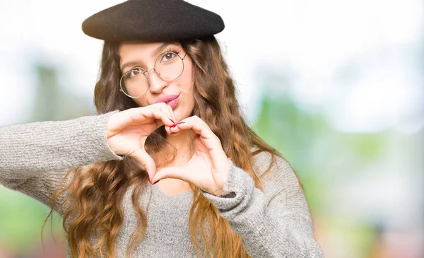 Mooie Jonge Vrouw Die Het Dragen Van Bril Mode Baret — Stockfoto