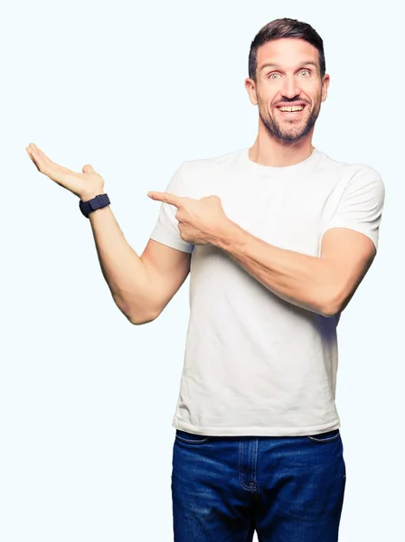 Hombre Guapo Con Camiseta Blanca Casual Asombrado Sonriendo Cámara Mientras —  Fotos de Stock