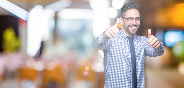 Mladí Obchodní Muž Nosí Brýle Izolované Pozadí Schvalování Dělá Pozitivní — Stock fotografie