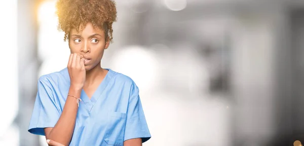 Jovem Afro Americana Médica Mulher Sobre Fundo Isolado Olhando Estressado — Fotografia de Stock