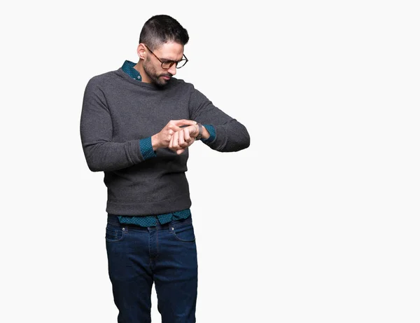 Joven Hombre Guapo Con Gafas Sobre Fondo Aislado Comprobación Hora — Foto de Stock