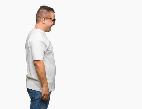 Middelbare Leeftijd Arabische Man Wearig Witte Shirt Zonnebrillen Geïsoleerde Achtergrond — Stockfoto