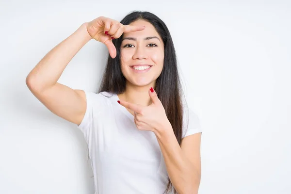 Schöne Brünette Frau Über Isoliertem Hintergrund Lächelnd Rahmen Mit Händen — Stockfoto