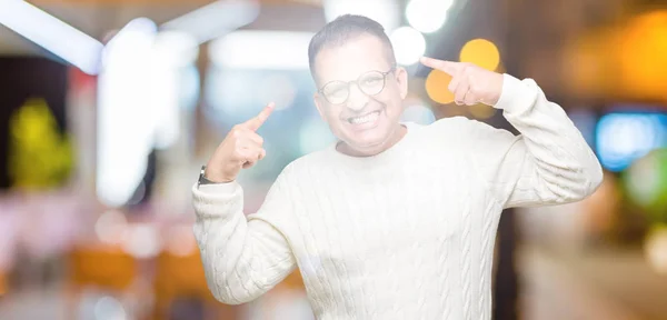 Arab Muž Středního Věku Nosíš Brýle Nad Izolované Pozadí Úsměvem — Stock fotografie