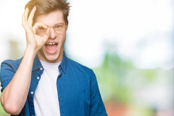 Mladý Pohledný Muž Nosí Brýle Izolované Pozadí Strach Šokován Výrazem — Stock fotografie