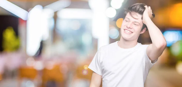 Jovem Bonito Homem Vestindo Casual Branco Shirt Sobre Isolado Fundo — Fotografia de Stock