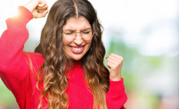 Junge Schöne Frau Mit Roter Brille Sehr Glücklich Und Aufgeregt — Stockfoto