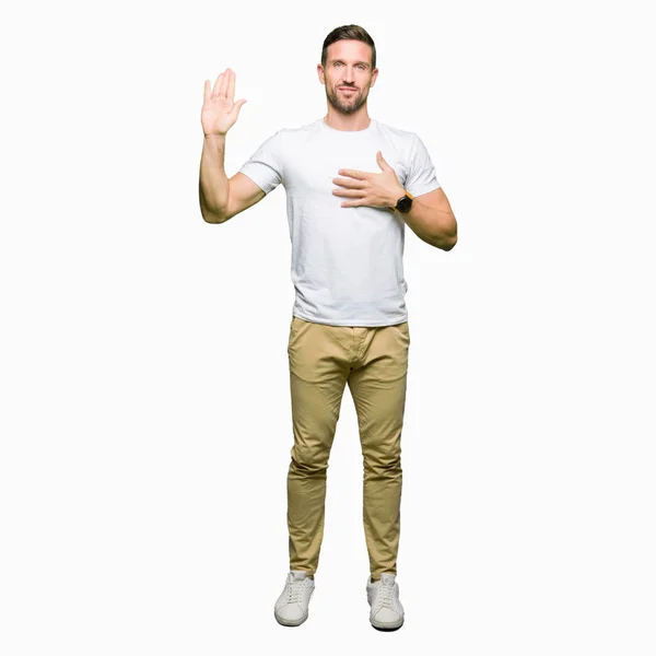 Όμορφος Άνδρας Φορώντας Casual Swearing Shirt Λευκό Χέρι Στο Στήθος — Φωτογραφία Αρχείου