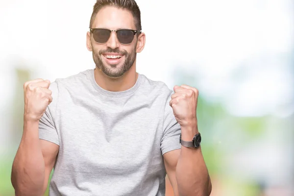 Joven Hombre Guapo Con Gafas Sol Sobre Fondo Aislado Gritando — Foto de Stock