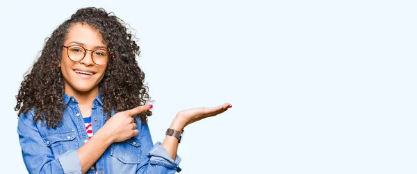 Junge Schöne Frau Mit Lockigem Haar Trägt Brille Erstaunt Und — Stockfoto