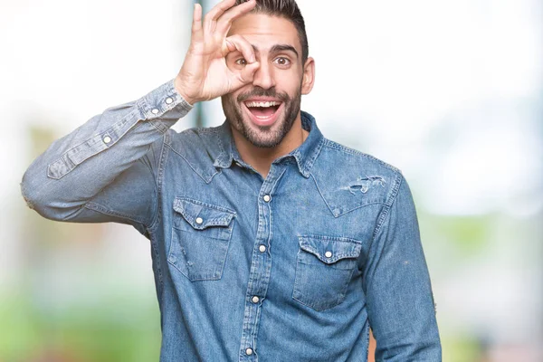 Joven Hombre Guapo Sobre Fondo Aislado Haciendo Buen Gesto Con — Foto de Stock