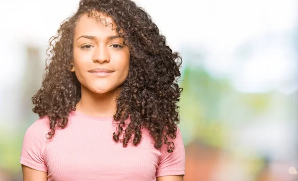 Joven Hermosa Mujer Con Pelo Rizado Con Camiseta Rosa Relajado —  Fotos de Stock