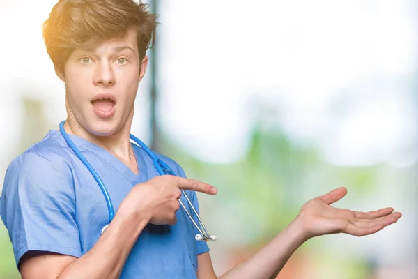 Joven Médico Vistiendo Uniforme Médico Sobre Fondo Aislado Asombrado Sonriendo — Foto de Stock