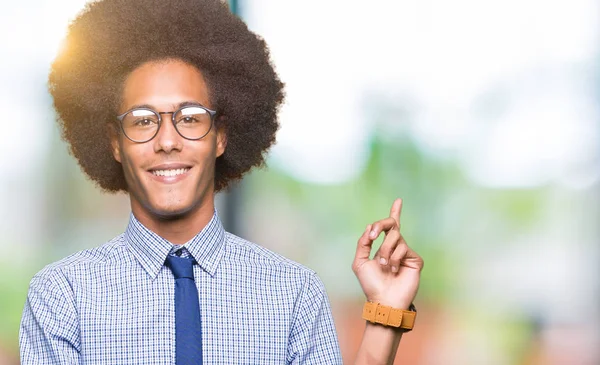 Молодой Африканский Бизнесмен Афроволосами Очках Широкой Улыбкой Лице Указывая Рукой — стоковое фото