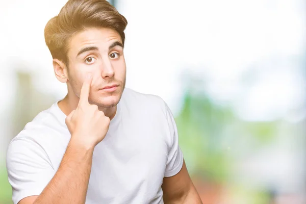 Joven Hombre Guapo Vistiendo Camiseta Blanca Sobre Fondo Aislado Señalando —  Fotos de Stock