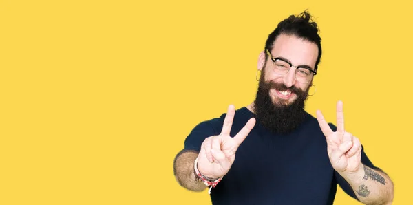 Homem Jovem Hipster Com Cabelos Longos Barba Usando Óculos Sorrindo — Fotografia de Stock