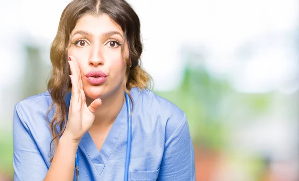 Junge Erwachsene Ärztin Medizinischer Uniform Mit Der Hand Auf Dem — Stockfoto