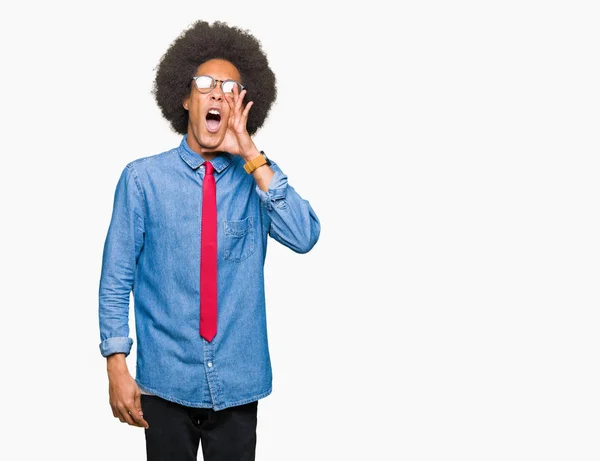 年轻的非洲裔美国商人戴着眼镜 打着红色领带 高声尖叫着 用手捂着嘴 沟通概念 — 图库照片