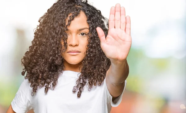 Jonge Mooie Vrouw Met Krullend Haar Dragen Wit Shirt Doen — Stockfoto