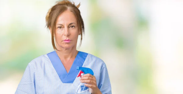 Mulher Mais Limpa Morena Meia Idade Usando Uniforme Doméstico Sobre — Fotografia de Stock