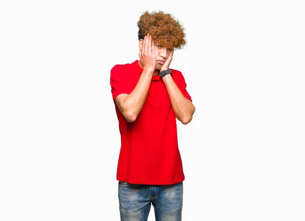Jovem Homem Bonito Com Cabelo Afro Vestindo Camiseta Vermelha Mãos — Fotografia de Stock