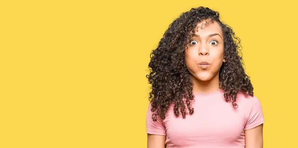 Mulher Bonita Nova Com Cabelo Encaracolado Vestindo Rosa Shirt Bochechas — Fotografia de Stock