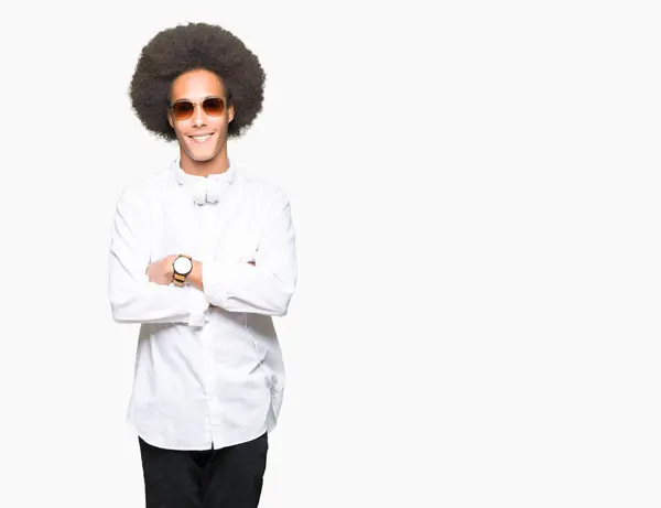 Junger Afrikanisch Amerikanischer Mann Mit Afro Haaren Sonnenbrille Und Kopfhörer — Stockfoto