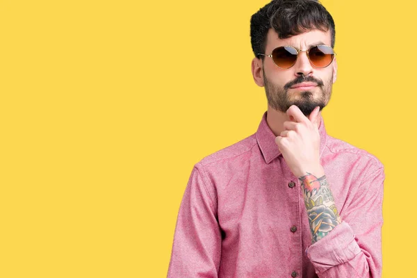 Joven Hombre Guapo Con Gafas Sol Sobre Fondo Aislado Con —  Fotos de Stock