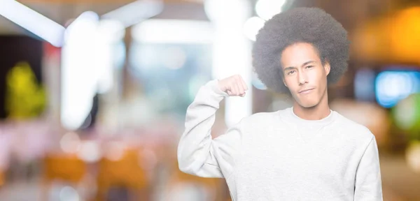 Νέος Αφρικανός Αμερικανός Άνθρωπος Άφρο Μαλλιά Φορώντας Σπορ Πουλόβερ Ισχυρό — Φωτογραφία Αρχείου