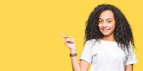 Menina Bonita Nova Com Cabelo Encaracolado Vestindo Camiseta Branca Casual — Fotografia de Stock