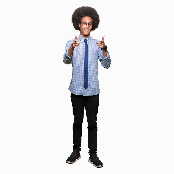 Молодой Африканский Бизнесмен Афроволосами Очках Указывает Пальцем Камеру Счастливым Смешным — стоковое фото